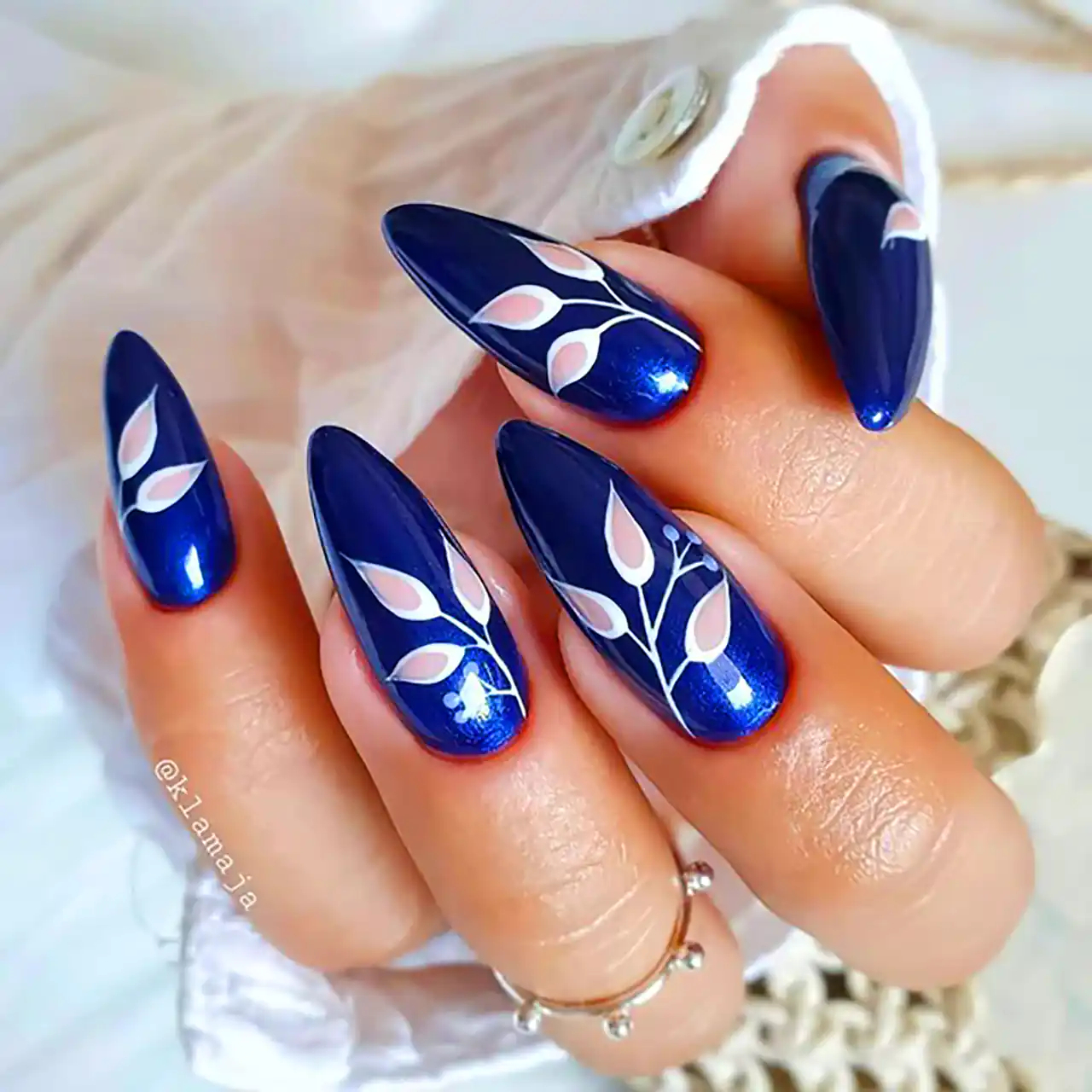 دیزاین ناخن رنگ آبی کاربنی