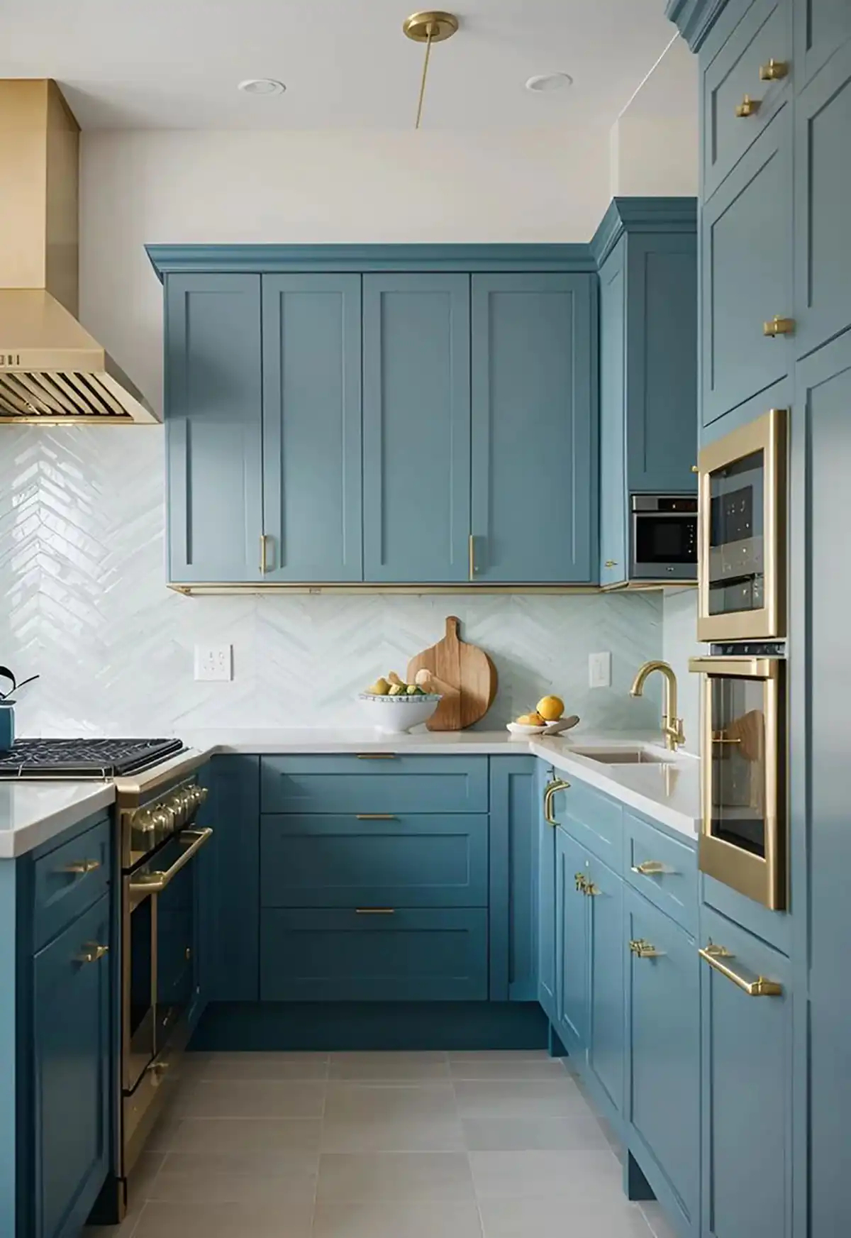 دکور آشپزخانه با کابینت آبی رویال