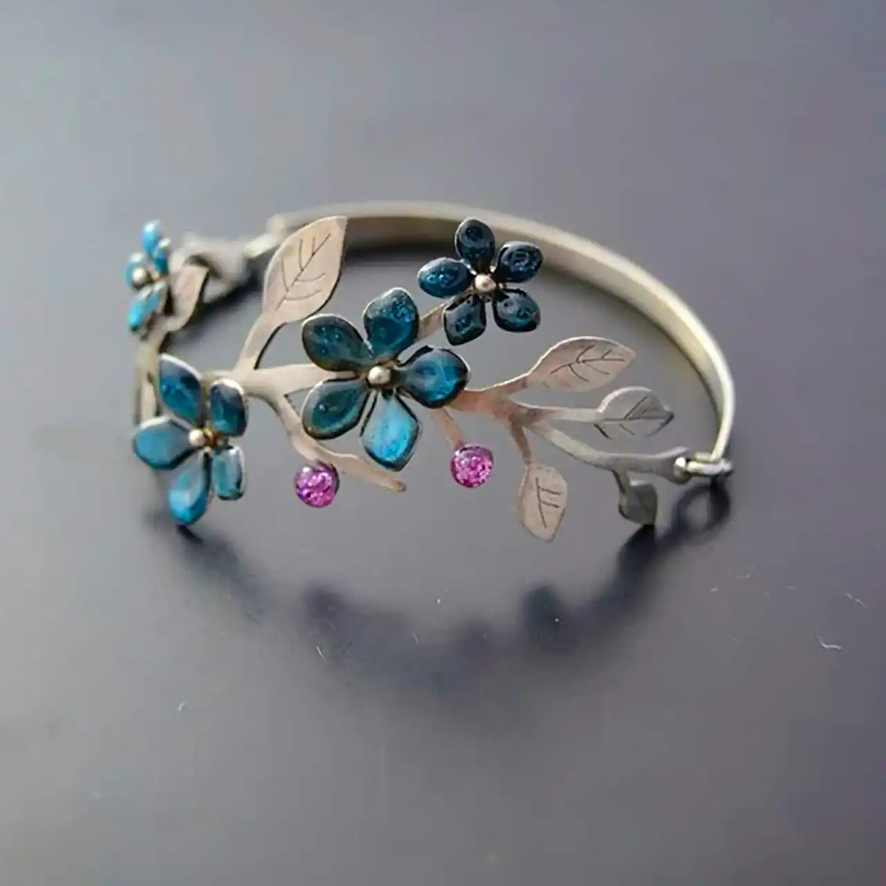 اکسسوری اسپرت نقره ای