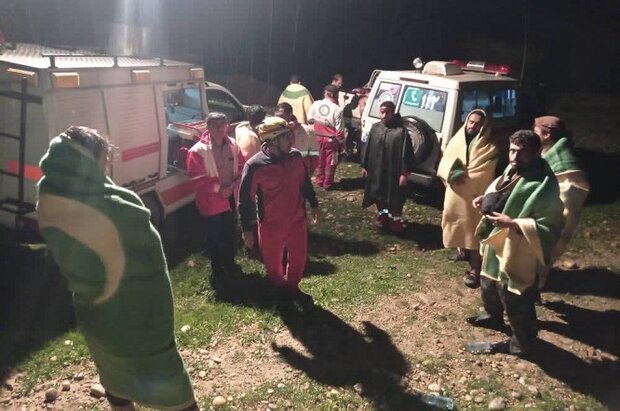 عملیات ۷ ساعته هلال احمر برای نجات ۵ جوان گرفتار در کوه
