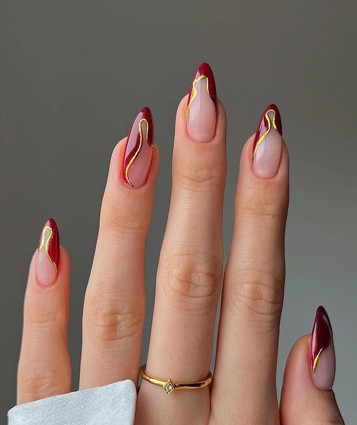 طراحی ناخن قرمز طوسی کاشت ناخن قرمز شاین دار ناخن قرمز کوتاه