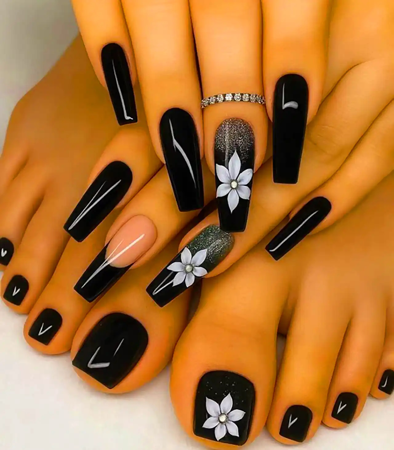 دیزاین ناخن باکلاس مشکی