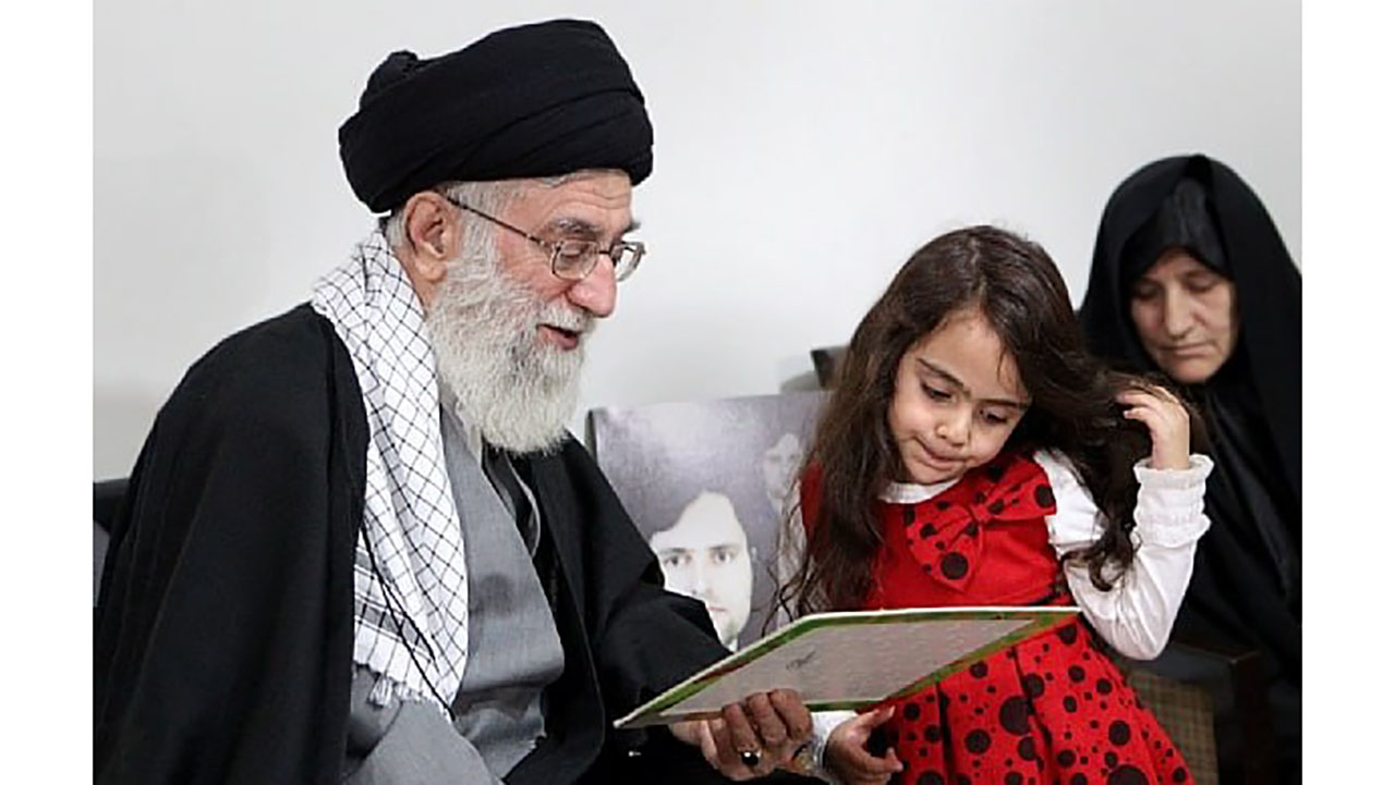  دیدار و گفت‌وگو صمیمانه رهبر انقلاب با خانواده شهید داریوش رضایی‌نژاد