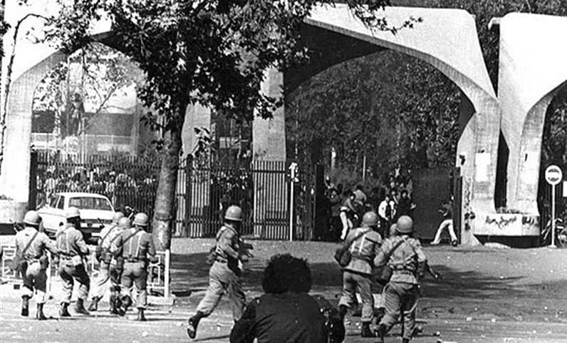 درگیری و تیراندازی ارتش با مردم در مقابل دانشگاه تهران در روزهای انقلاب اسلامی ایران- بهمن 1357