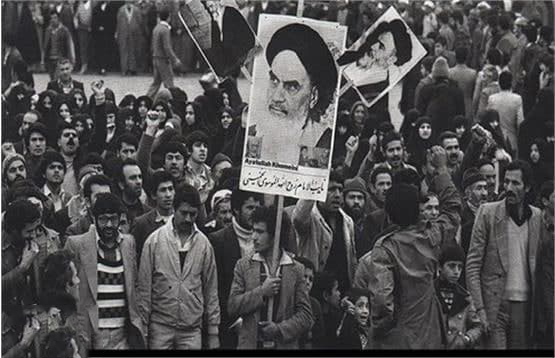 تجمع مردم در مقابل فرودگاه مهرآباد در اعتراض به جلوگیری از ورود امام خمینی به ایران در سال 1357