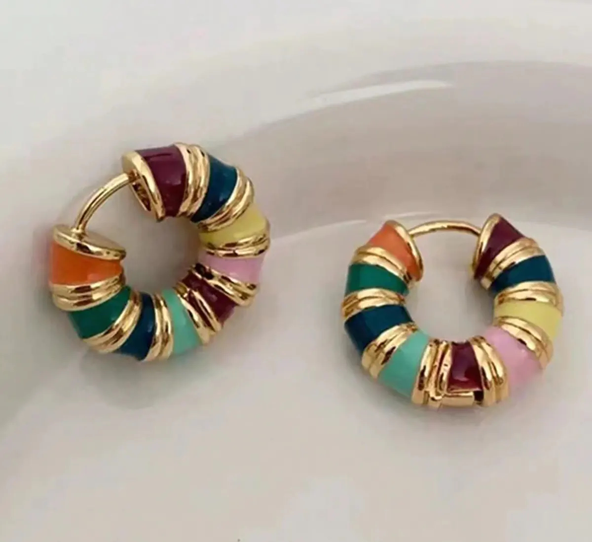گوشواره میناکاری طلا
گوشواره میناکاری ژوپینگ
گوشواره میناکاری حلقه ای
گوشواره میخی
گوشواره قلب میخی
گوشواره میخی فرشته