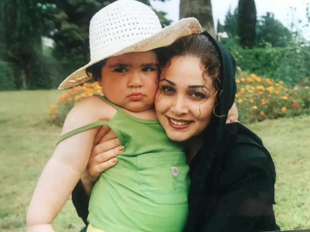 عکس قدیمی از لادن رضاجویی در کنار دخترش