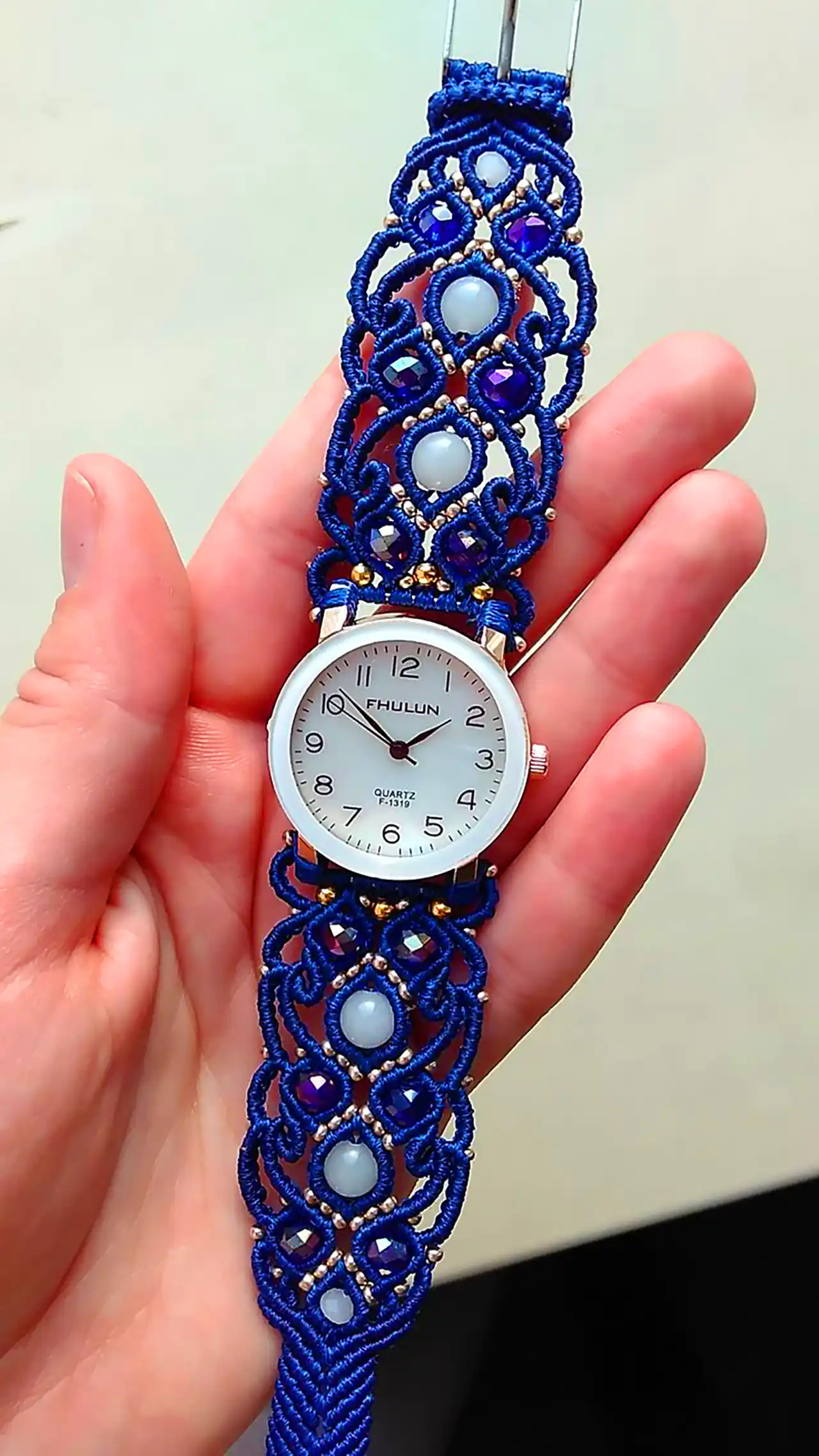 ساعت مچی با دسته بافتنی