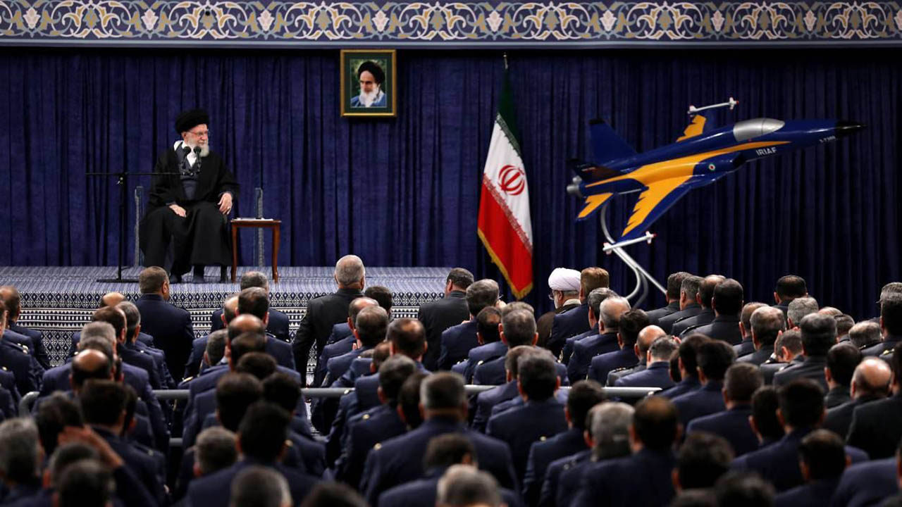 حضرت آیت‌الله خامنه‌ای ، رهبر معظم انقلاب اسلامی صبح امروز در دیدار جمعی از فرماندهان و کارکنان نیروی هوایی و پدافند هوایی ارتش