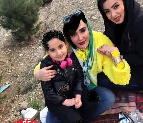 زهره فکور صبور به همراه خواهر و خواهرزاده اش