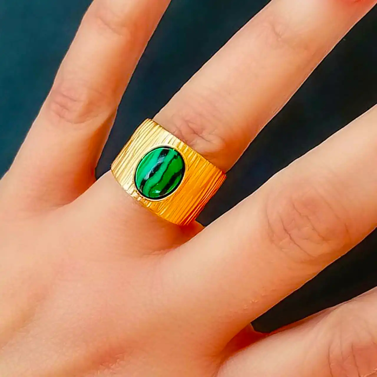 انگشتر طلای نگین سبز