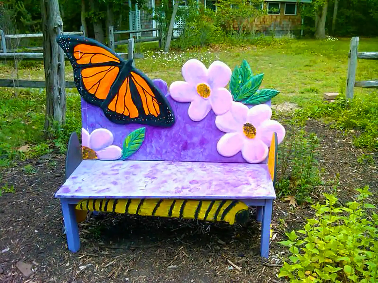 نیمکت چوبی نقاشی شده