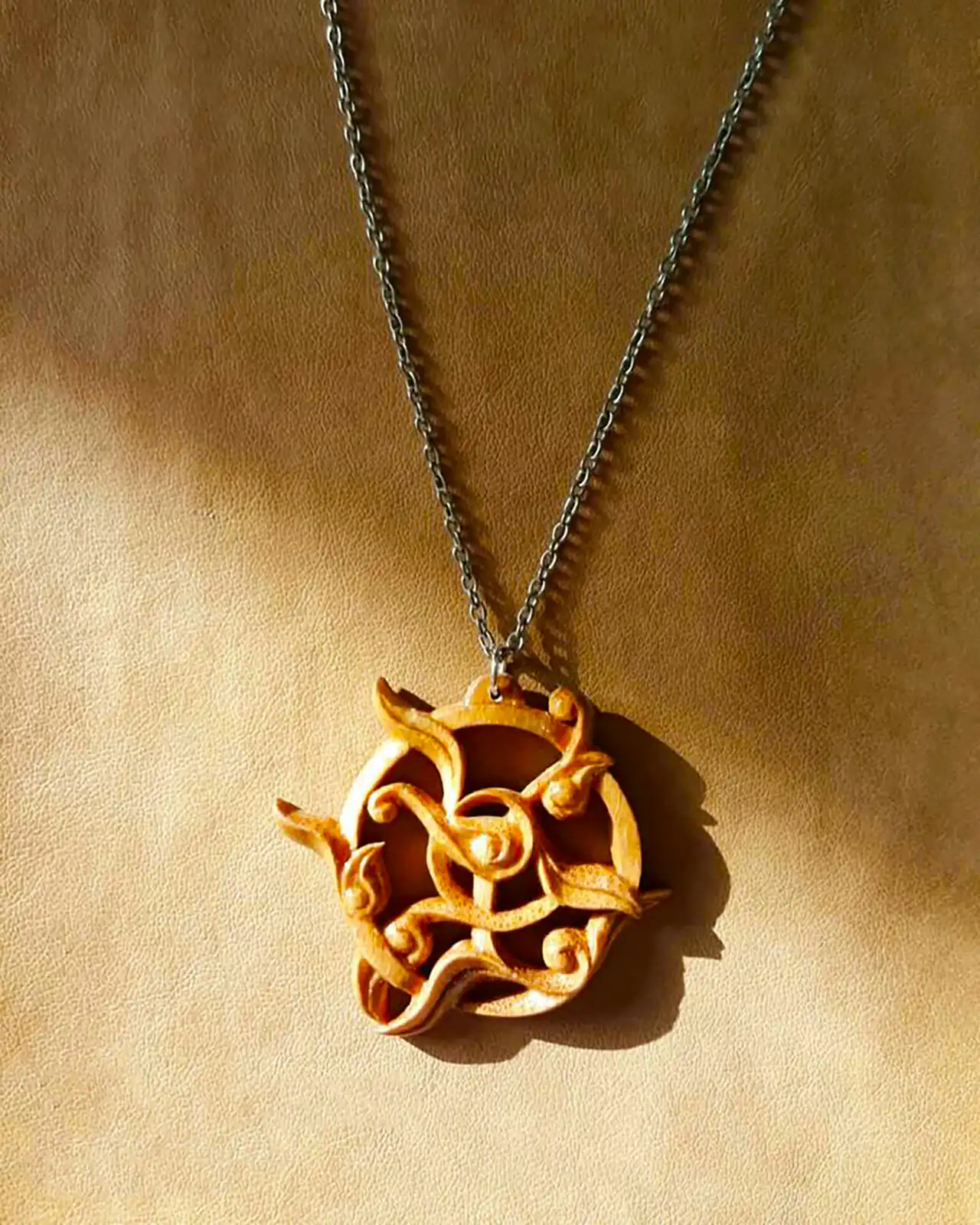 گردنبند چوبی اسم