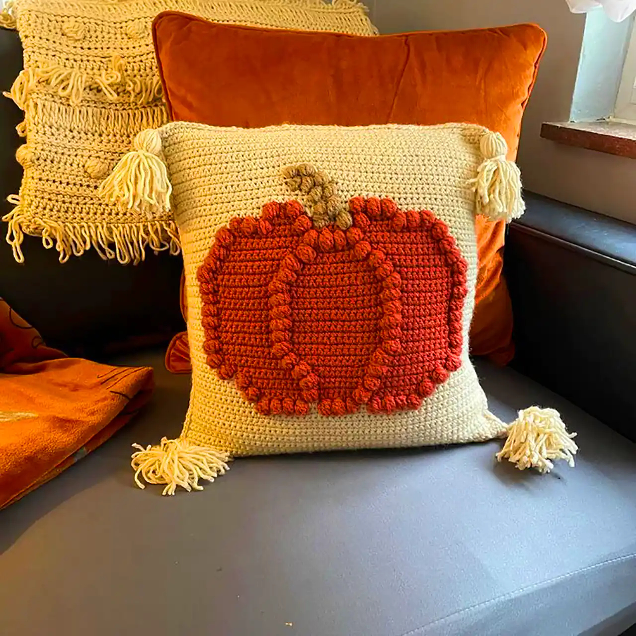 کوسن بافتنی طرح کدو تنبل