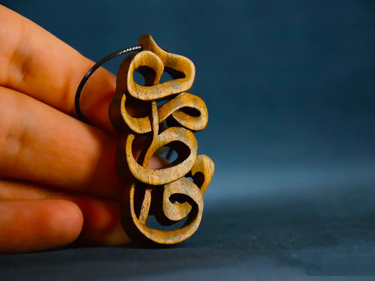 گردنبند چوبی اسم