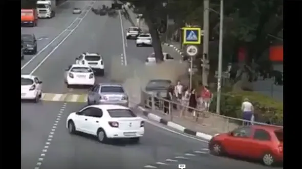 ببینید / له کردن عابران پیاده توسط راننده دیوانه + فیلم وحشت آور