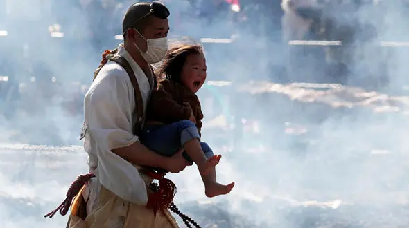 راه رفتن روی زغال‌های گداخته با پای عریان + عکس