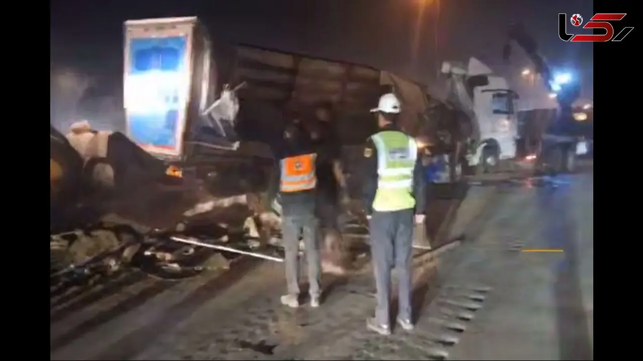 فیلم/ واژگونی تریلی حامل باتری ، آزادراه کرج-قزوین را در هر دو جهت مسدود کرد