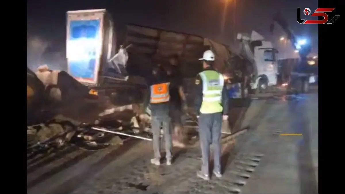 فیلم/ واژگونی تریلی حامل باتری ، آزادراه کرج-قزوین را در هر دو جهت مسدود کرد