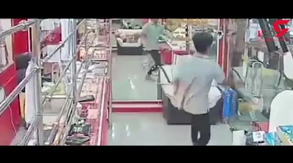 به دام افتادن دزد ناشی در جواهرفروشی +فیلم 