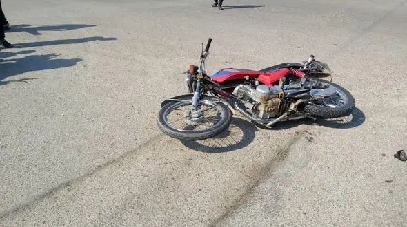 تصادف خونین در فلکه فرودگاه آبادان با 3 مصدوم / راننده خطاکار فرار کرد + عکس