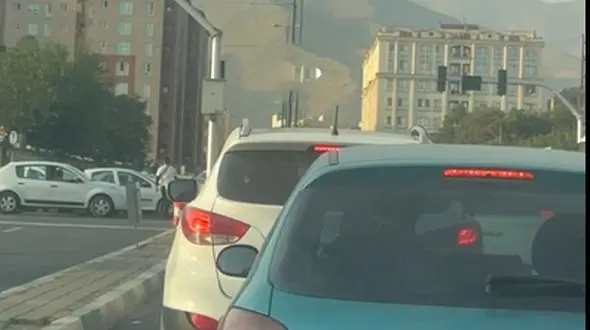 قطعی برق و ترافیک سنگین بلوار عدل در نبود پلیس راهور+ فیلم 