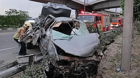 3 عکس از پژو مچاله شده در اتوبان بابایی / معجزه در نجات راننده 