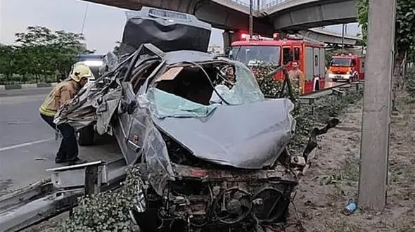 3 عکس از پژو مچاله شده در اتوبان بابایی / معجزه در نجات راننده 