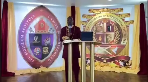 فیلم صحنه سرقت 400 هزار دلاری از کشیش و همسرش در کلیسا 