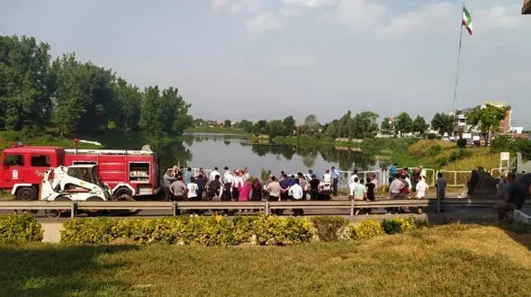 شیرجه بلند ماشین به تالاب عینک رشت + عکس