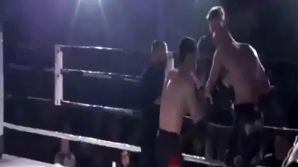 جا انداختن دست بوکسور توسط رقیب در وسط رینگ + فیلم