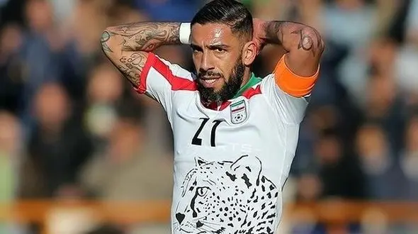 چرا اشکان دستش را پنهان کرد؟+عکس