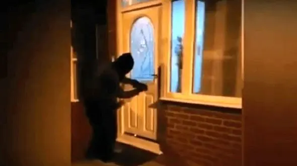 دزد مسجد پول ها را برگرداند! + فیلم لحظه پشیمانی