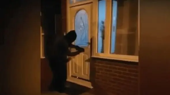 دزد مسجد پول ها را برگرداند! + فیلم لحظه پشیمانی