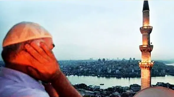 فیلم لحظه مرگ موذن در مسجد / با حمله قلبی از دنیا رفت