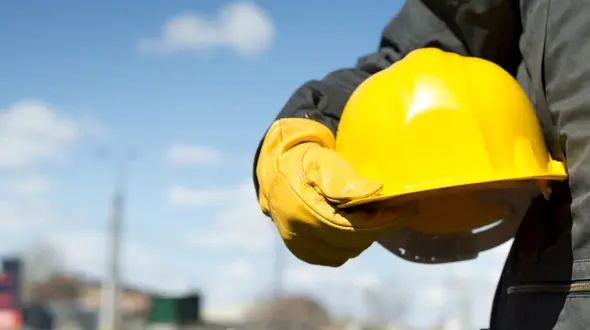 قطع انگشتان دست کارگر جوان با همزن صنعتی / در خوسف رخ داد