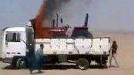 فیلم آتش سوزی کامیون در بیابان / تلاش راننده ها با دست خالی 
