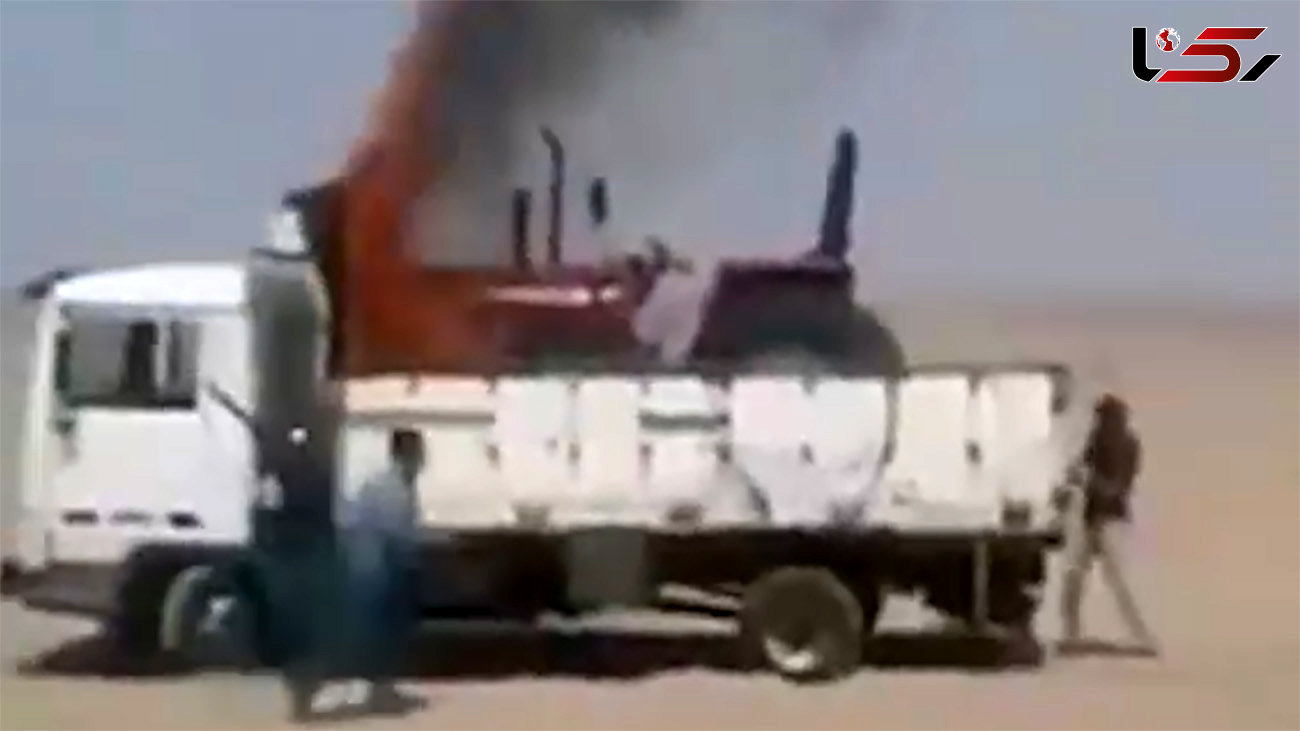 فیلم آتش سوزی کامیون در بیابان / تلاش راننده ها با دست خالی 