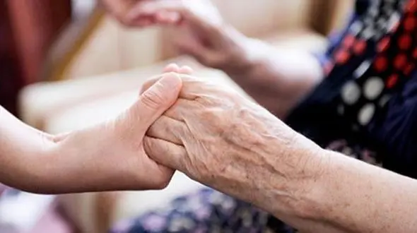 25 درصد زوجین کشور نازا هستند / پیر سالی 10 سال زودتر به سراغ ایران می آید