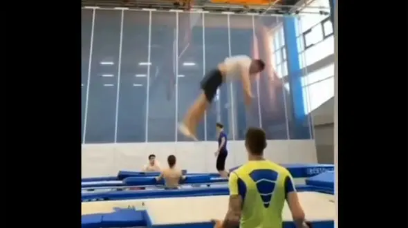 ببینید /حرکت حیرت‌ انگیز یک ژیمناستیک‌ کار برای نجات جان دوستش! + فیلم نفسگیر