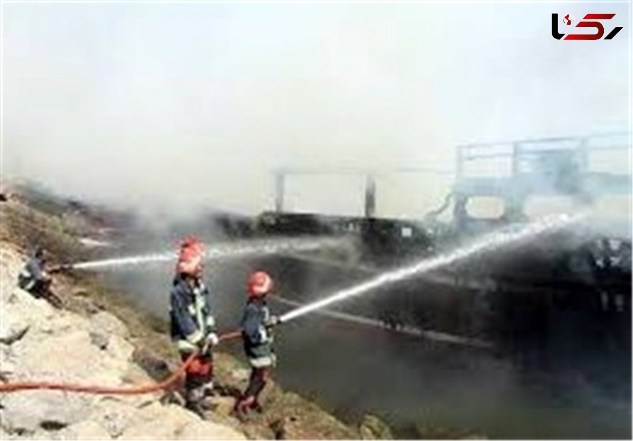 2شناور تجاری در بندر رستمی تنگستان در آتش سوخت