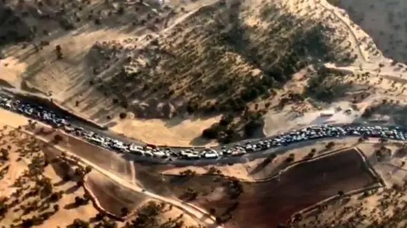 فیلم هوایی از ترافیک شدید در جاده کرمانشاه به سرپل_ذهاب + عکس