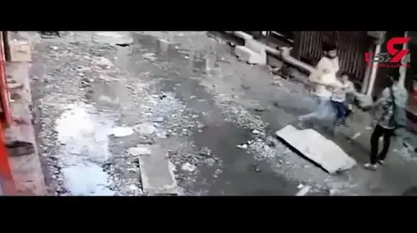 نجات به موقع یک دختربچه از کانال آب + فیلم 