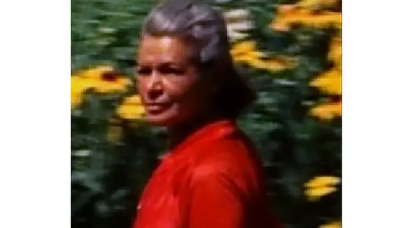 دل شکسته ترین دختر عاشق ایران را بشناسید ! + تنها فیلم از دختر قرمزپوش میدان فردوسی تهران !