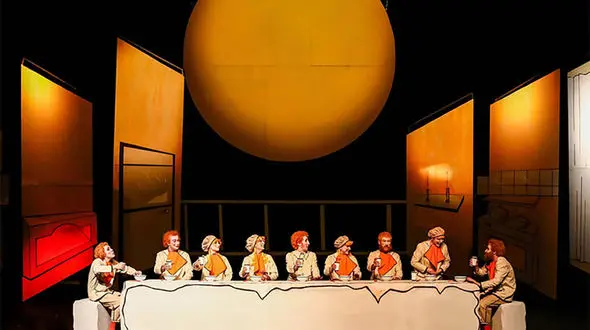 تئاتری کلیشه‌ای با طعم همبرگر!/ خارجی‌ها حرفی برای گفتن ندارند