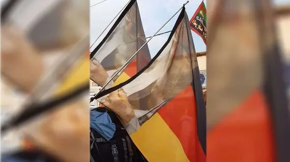 تصویر رهبر انقلاب روی پرچم آلمان در پیاده‌روی اربعین +عکس