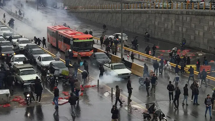 درخواست تشکیل کمیسیون رسیدگی به حوادث پس از گرانی بنزین در مجلس