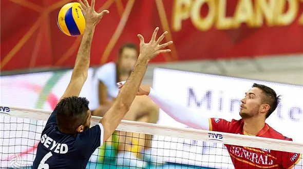 حاشیه مصاف فرانسه و ایران؛حضور 300 هوادار ایرانی در سالن/ تخمین سرعت اسپک بازیکنان