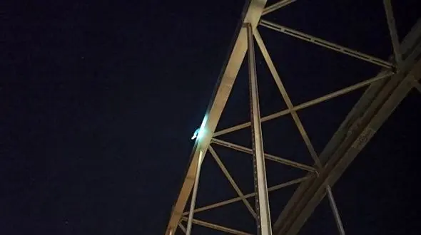 5 عکس از خودکشی جوان 27 ساله از روی پل هلالی اهواز 