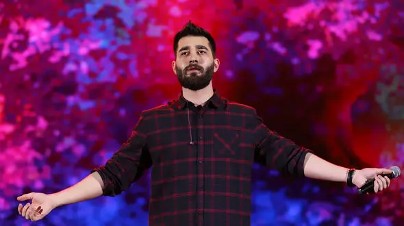 پیانو نوازی حرفه ای و دلنشین علی یاسینی در کنسرت و همخوانی کل سالن با او+فیلم
